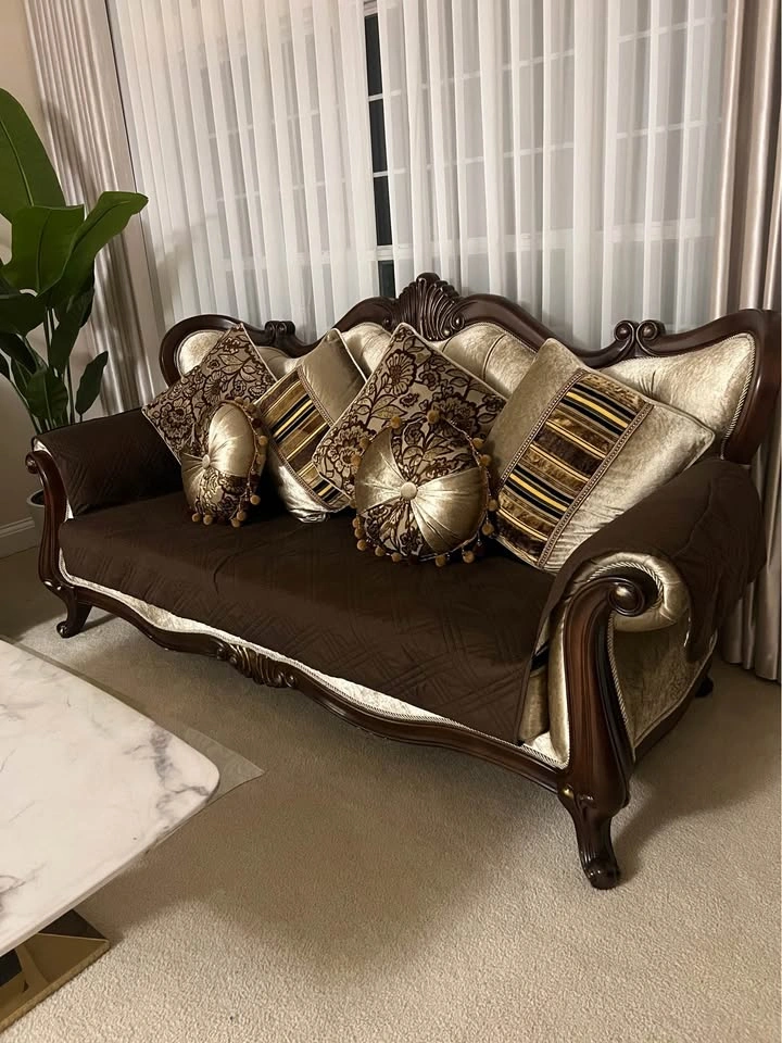 Couch - photo 2