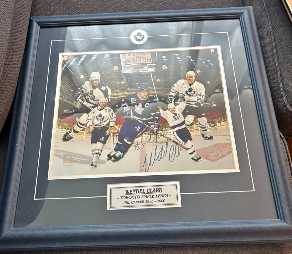 Wendel Clark Signed Autograph Photo – Toronto Maple Leafs thumbnail