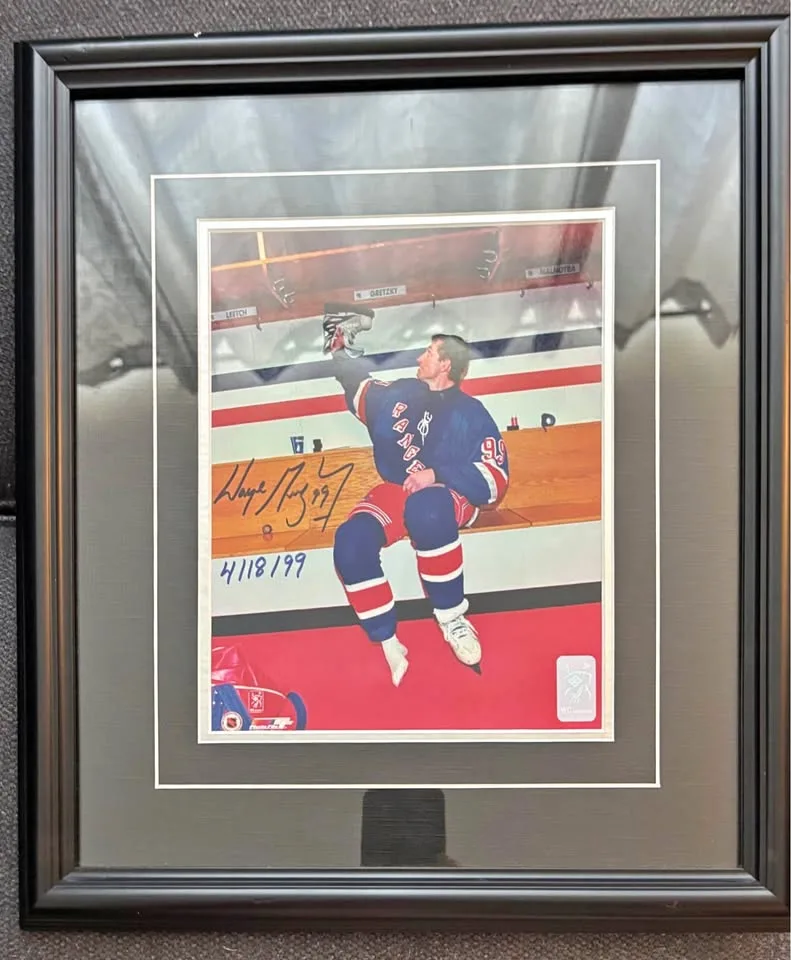 Wayne Gretzky - Signed picture frame thumbnail