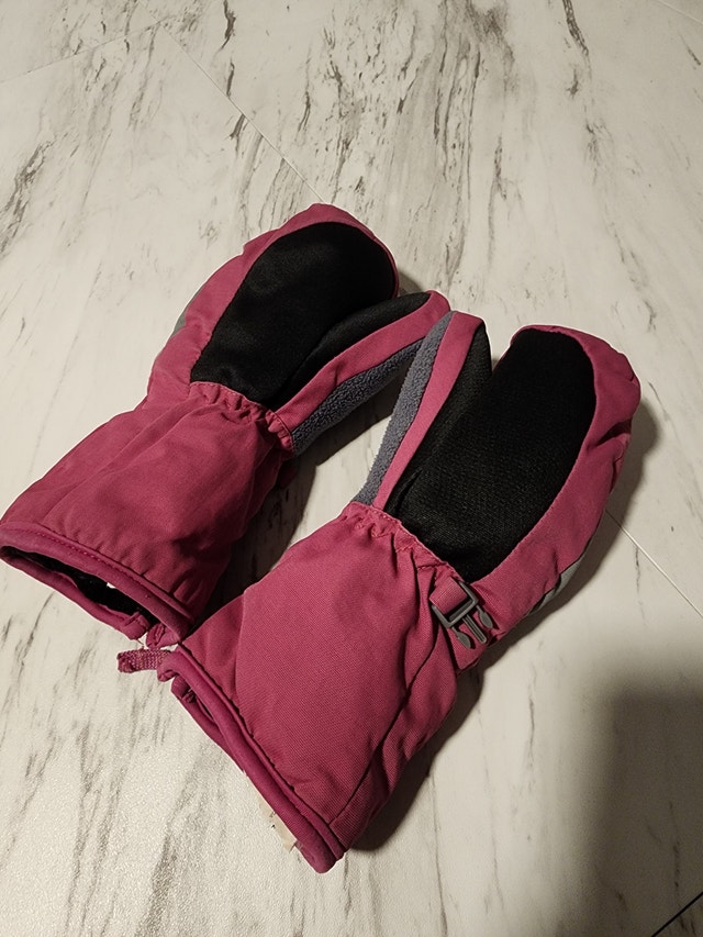 Kids Ski/Snow Gloves with Safety Lock