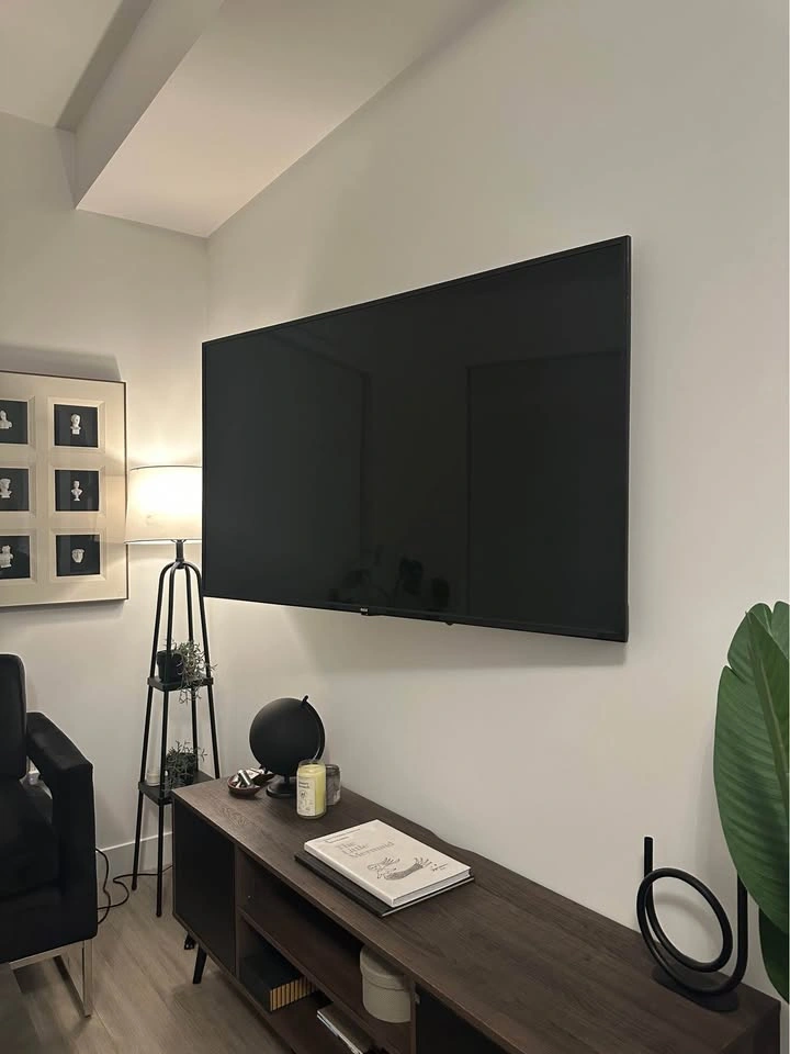 55” RCA 4K UHD TV with Swivel Wall Mount & Remote - photo 3