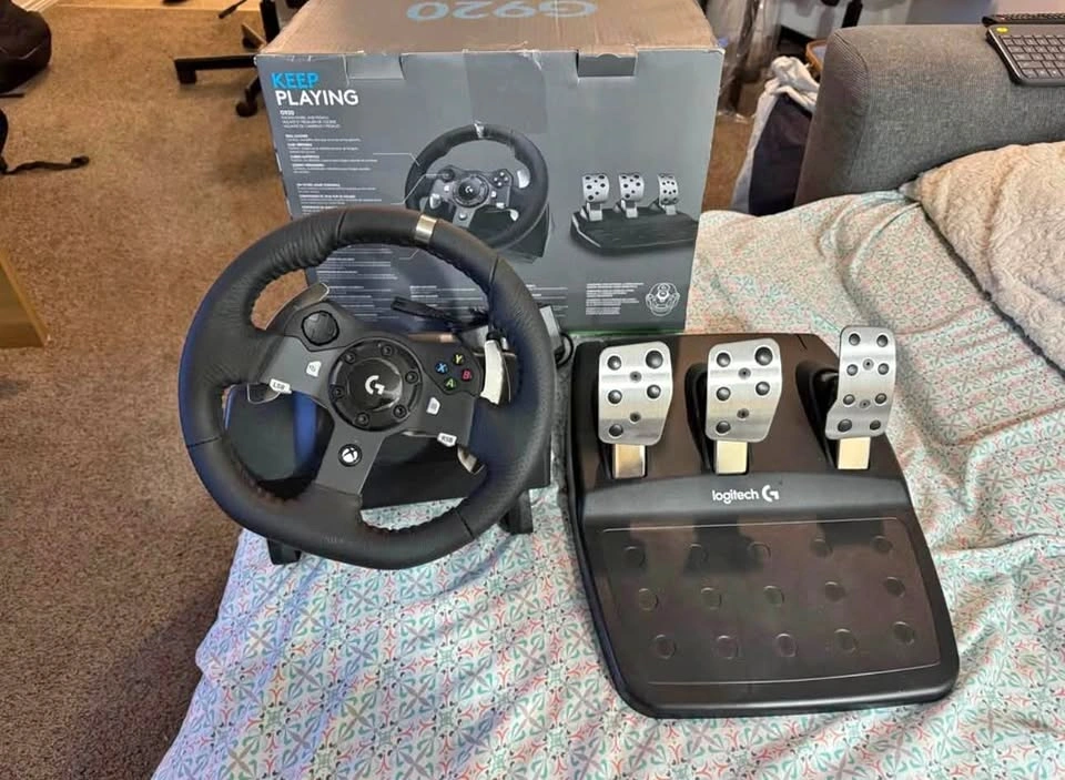 Logitech G920 Driving Force Racing Wheel for Xbox / PC