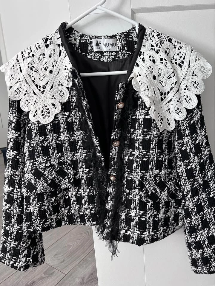 Tweed jacket with lace collar - photo 2