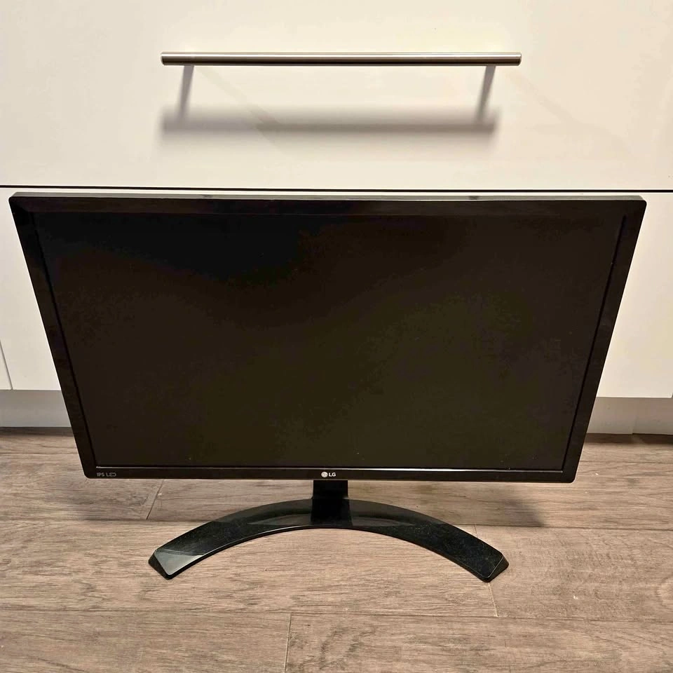 22 inch LG 1080p 60 hz LED Monitor