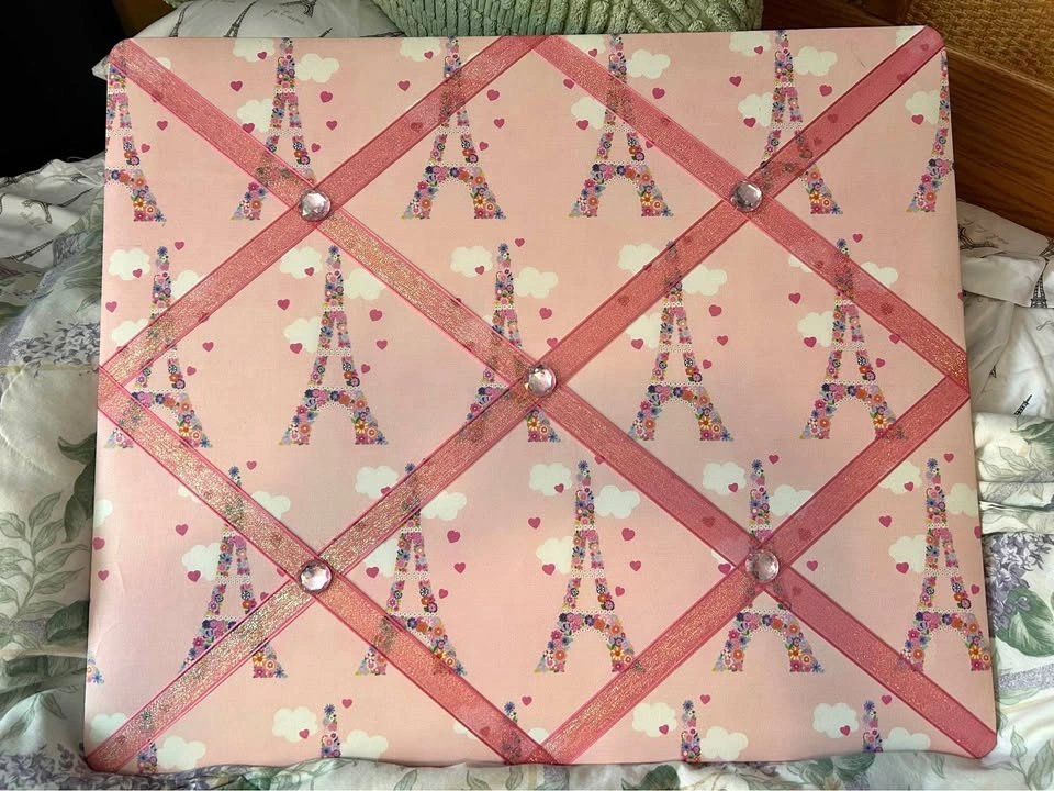 Memo Board with Eiffel Tower theme
