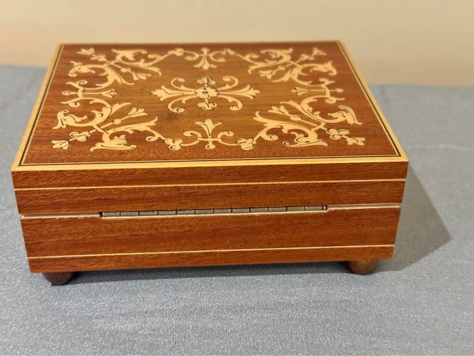 Reuge music box “Laura’s theme”