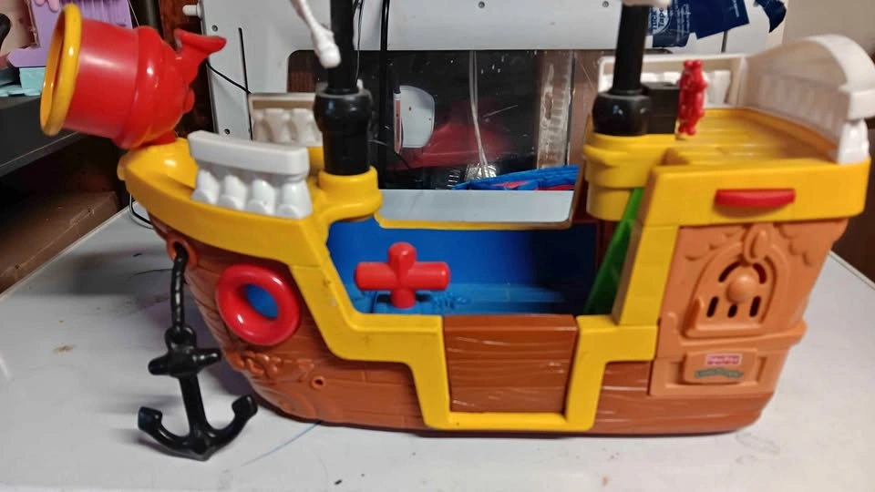 Fisher-Price Little People Lil' Movers Pirate Ship