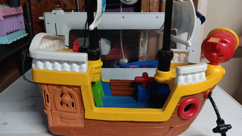 Fisher-Price Little People Lil' Movers Pirate Ship - photo 3