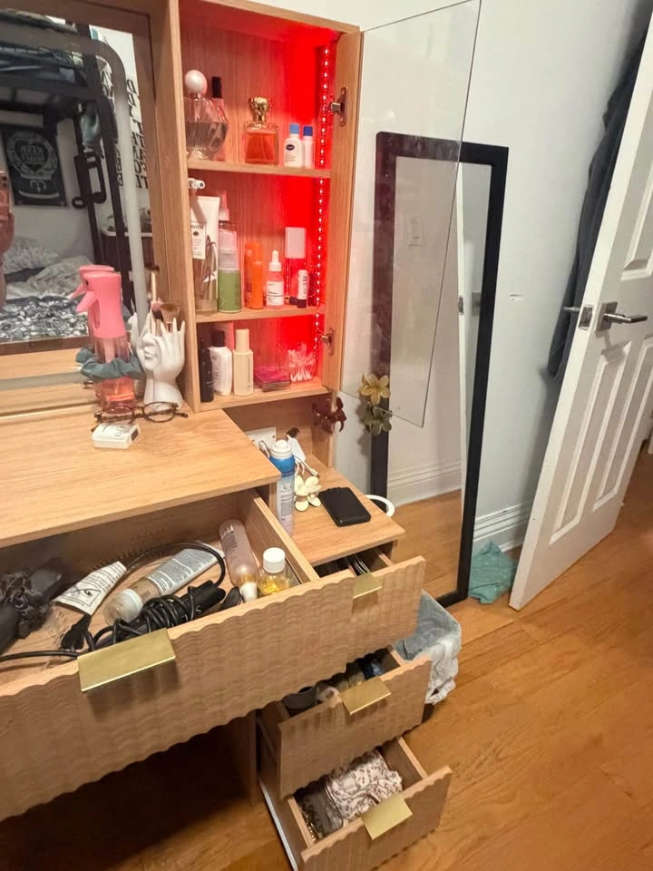 LED Vanity - Great Condition, Williamsburg Pickup - photo 2
