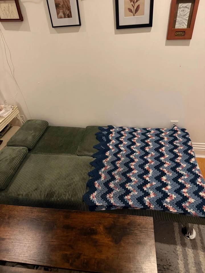 Futon - Convertible to Twin Bed - photo 4