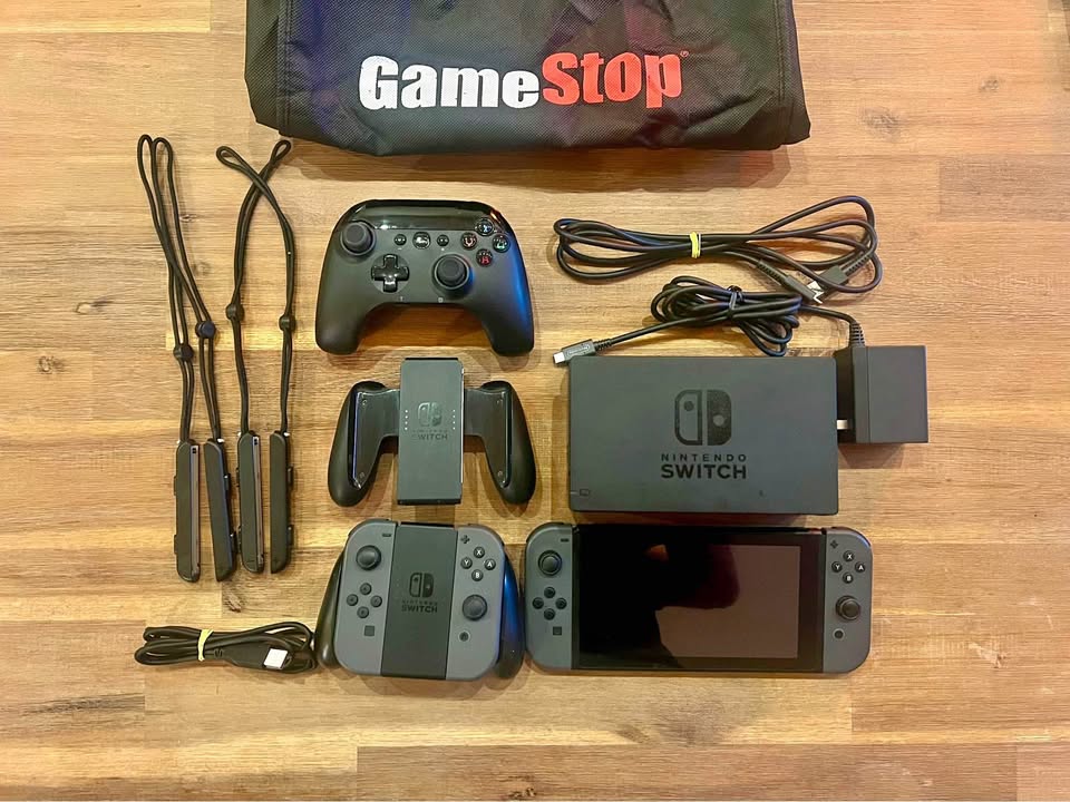 Nintendo Switch Bundle - Pro Controller + Extra Joy-Cons