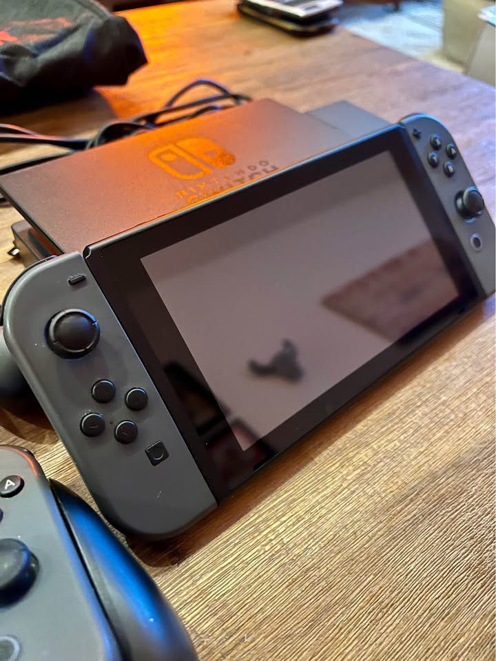 Nintendo Switch Bundle - Pro Controller + Extra Joy-Cons - photo 2