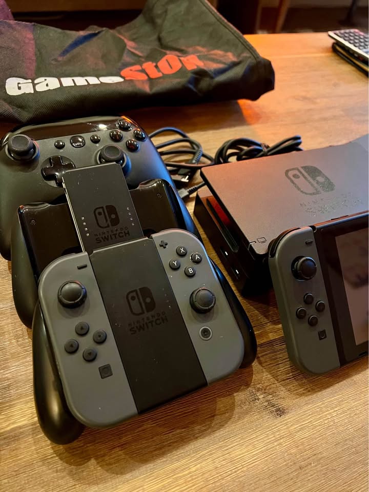Nintendo Switch Bundle - Pro Controller + Extra Joy-Cons - photo 4