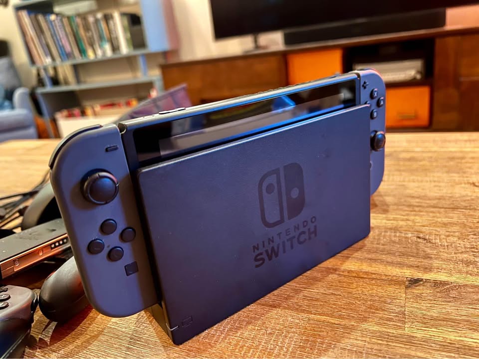 Nintendo Switch Bundle - Pro Controller + Extra Joy-Cons - photo 5