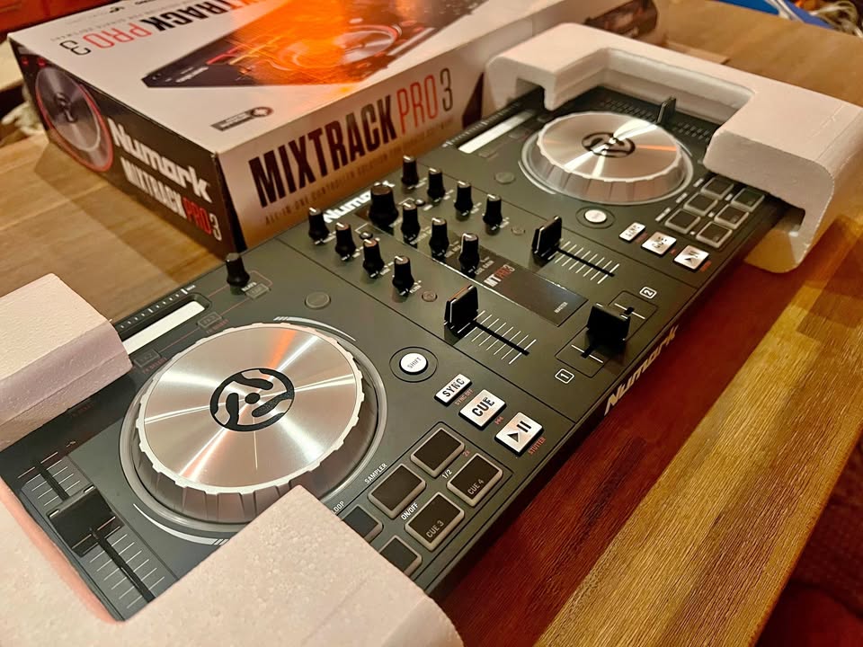 Numark Mixtrack Pro 3 + Sennheiser SMH-1000 - New