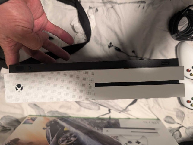 Xbox One S 1TB - photo 3