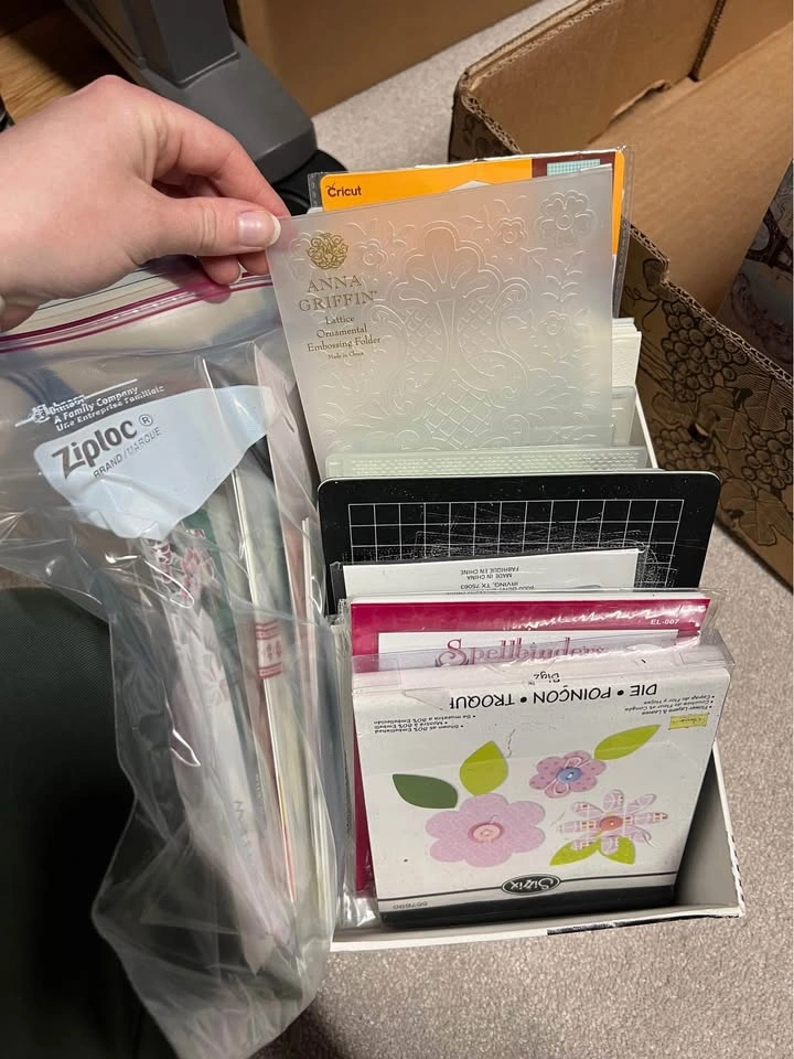 SCRAPBOOKING LOT! - photo 2