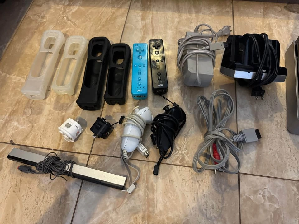 Nintendo Wii + Accessories and Games - photo 2