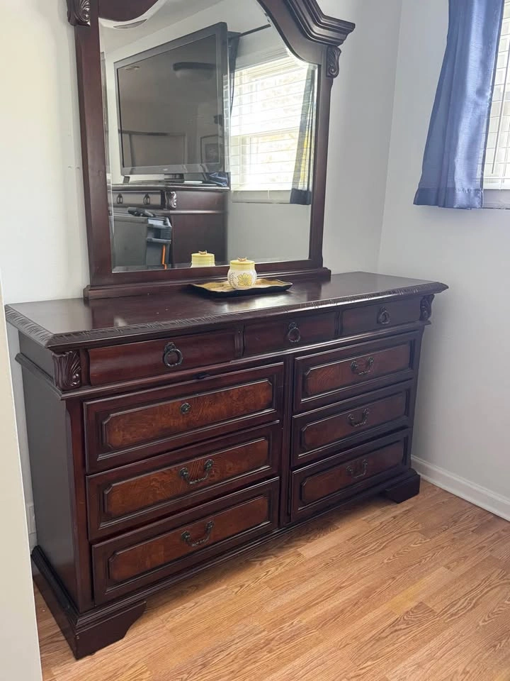 Bedroom Set - Queen Bed, Dresser, Side Tables - photo 4