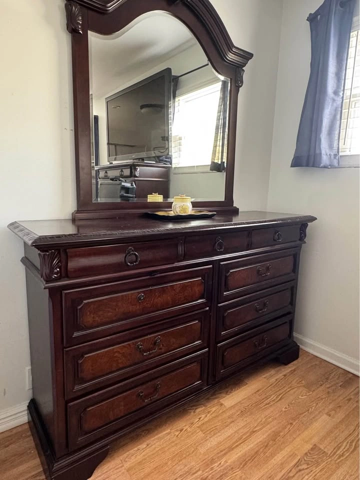 Bedroom Set - Queen Bed, Dresser, Side Tables - photo 5