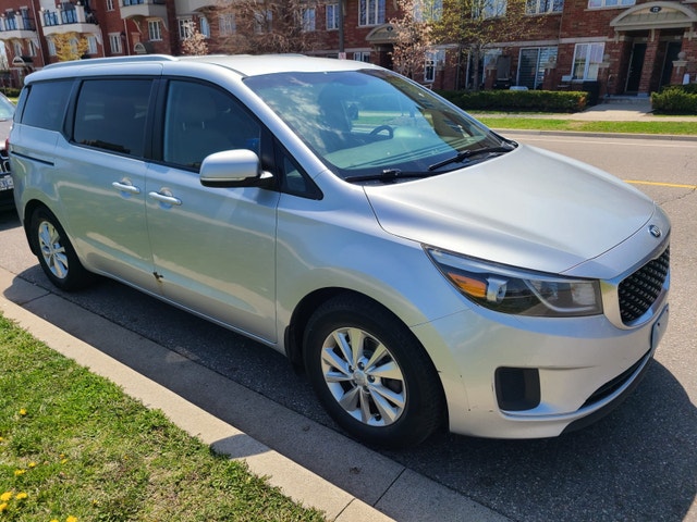 URGENT SALE 2016 Kia Sedona LX + 2 Sets Tires - photo 2