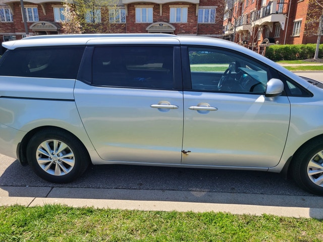 URGENT SALE 2016 Kia Sedona LX + 2 Sets Tires - photo 3