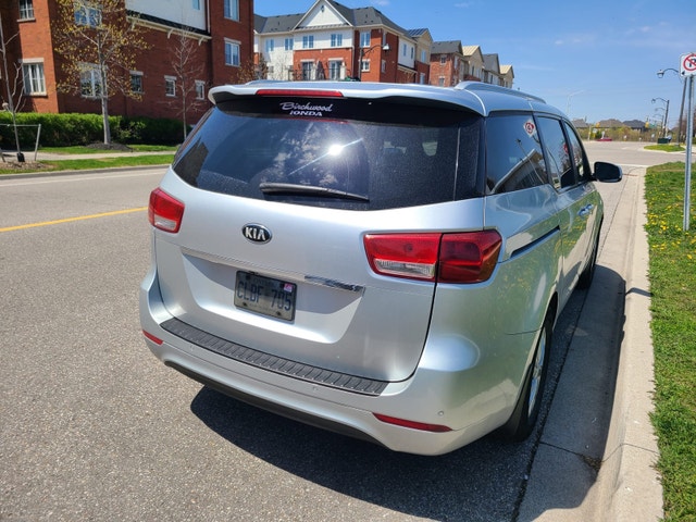 URGENT SALE 2016 Kia Sedona LX + 2 Sets Tires - photo 4