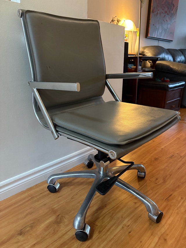 MCM style Eames Chair by “Hong Chuan” project. Needs TLC.