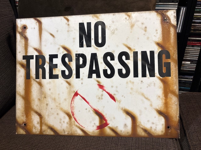 1970s “NO TRESPASSING” metal sign with original patina. - photo 2