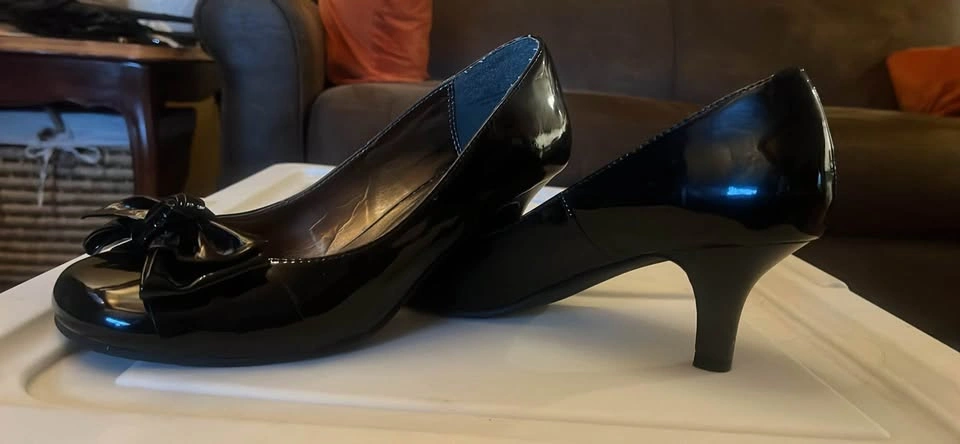 Steve Madden Black Patent Leather Bow Pumps Size 9 - photo 3