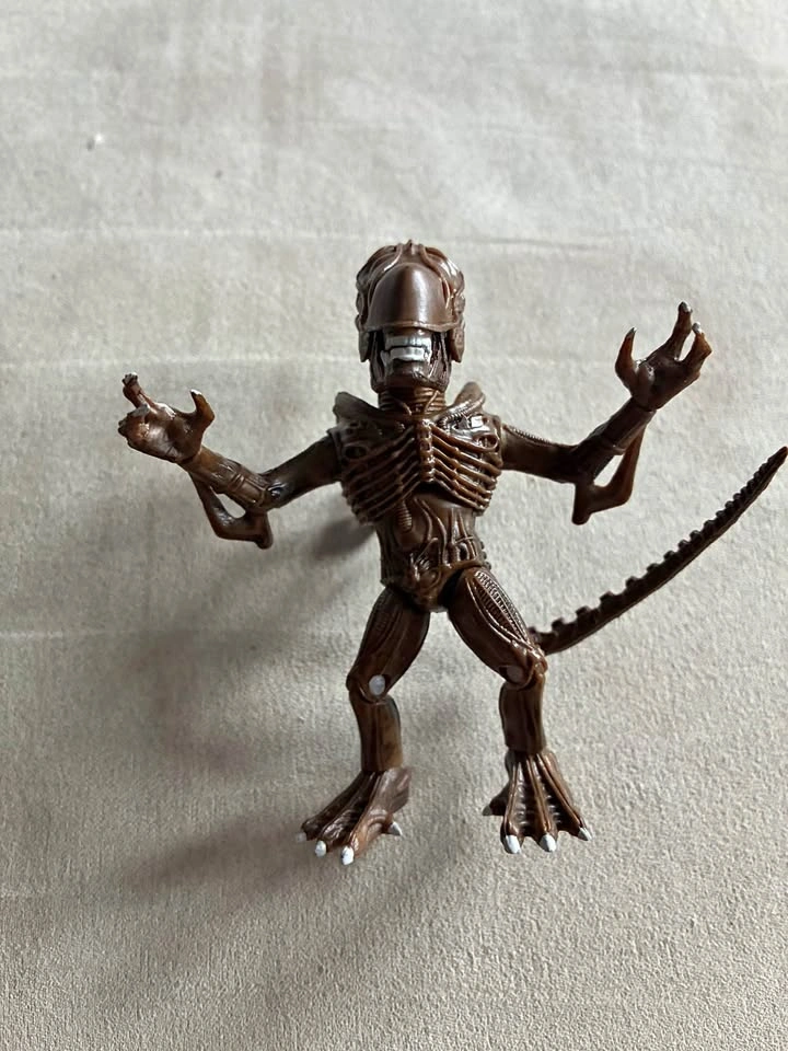 The Loyal Subjects Aliens Xenomorph Brown Action Vinyl figure