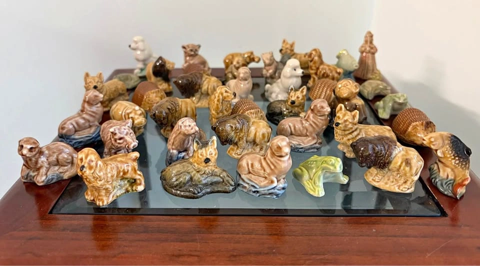 Red Rose Tea Figures