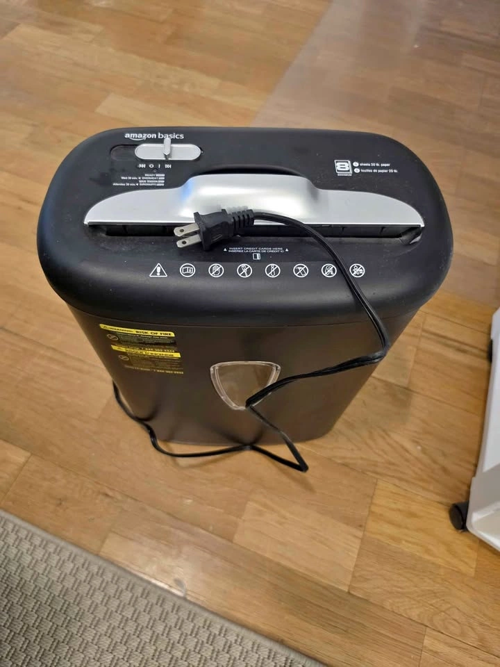 Amazon Basics Paper Shredder