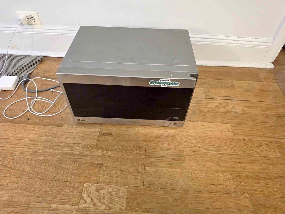 LG Microwave 0.9 cu ft LMC0975ST