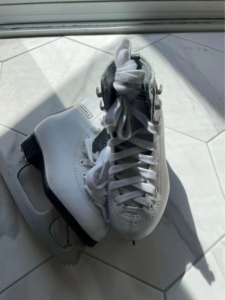 Junior figure skates