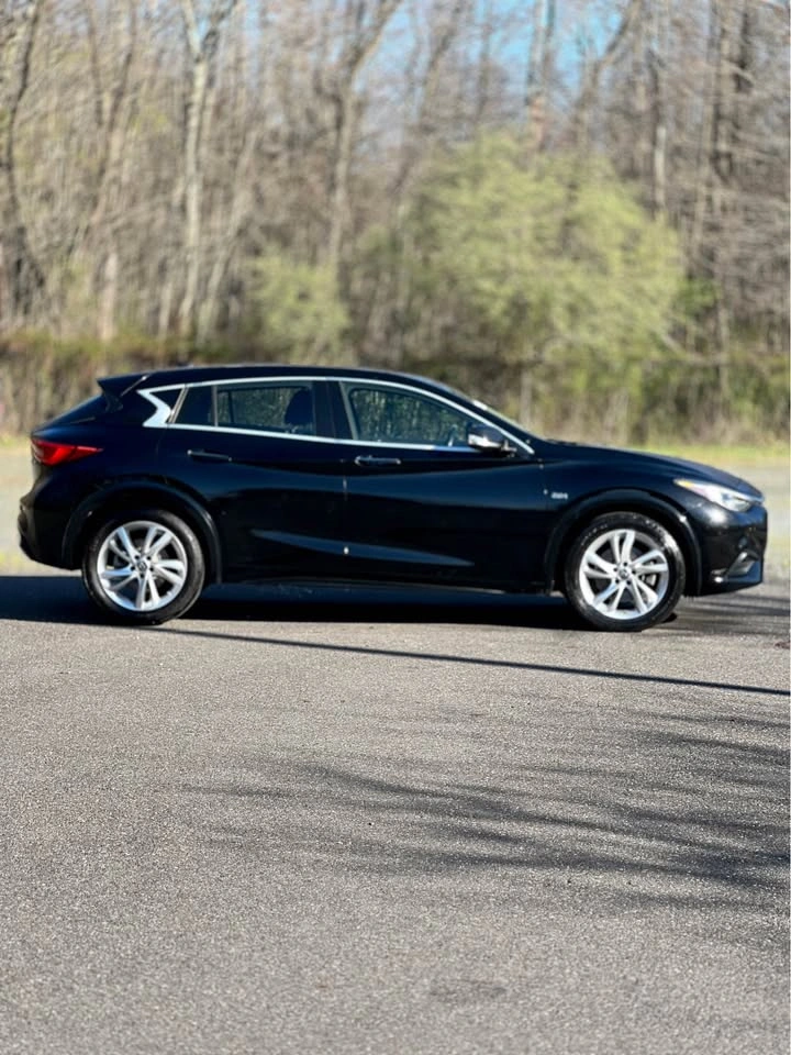 2017 Infiniti QX30 Essential Sport Utility 4D - photo 4