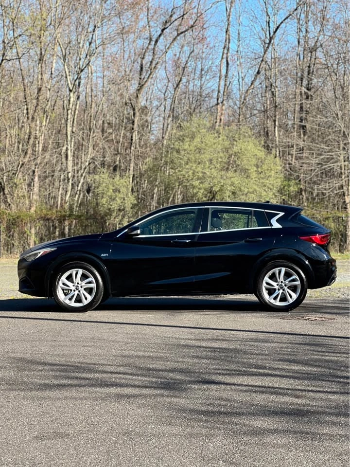 2017 Infiniti QX30 Essential Sport Utility 4D - photo 5