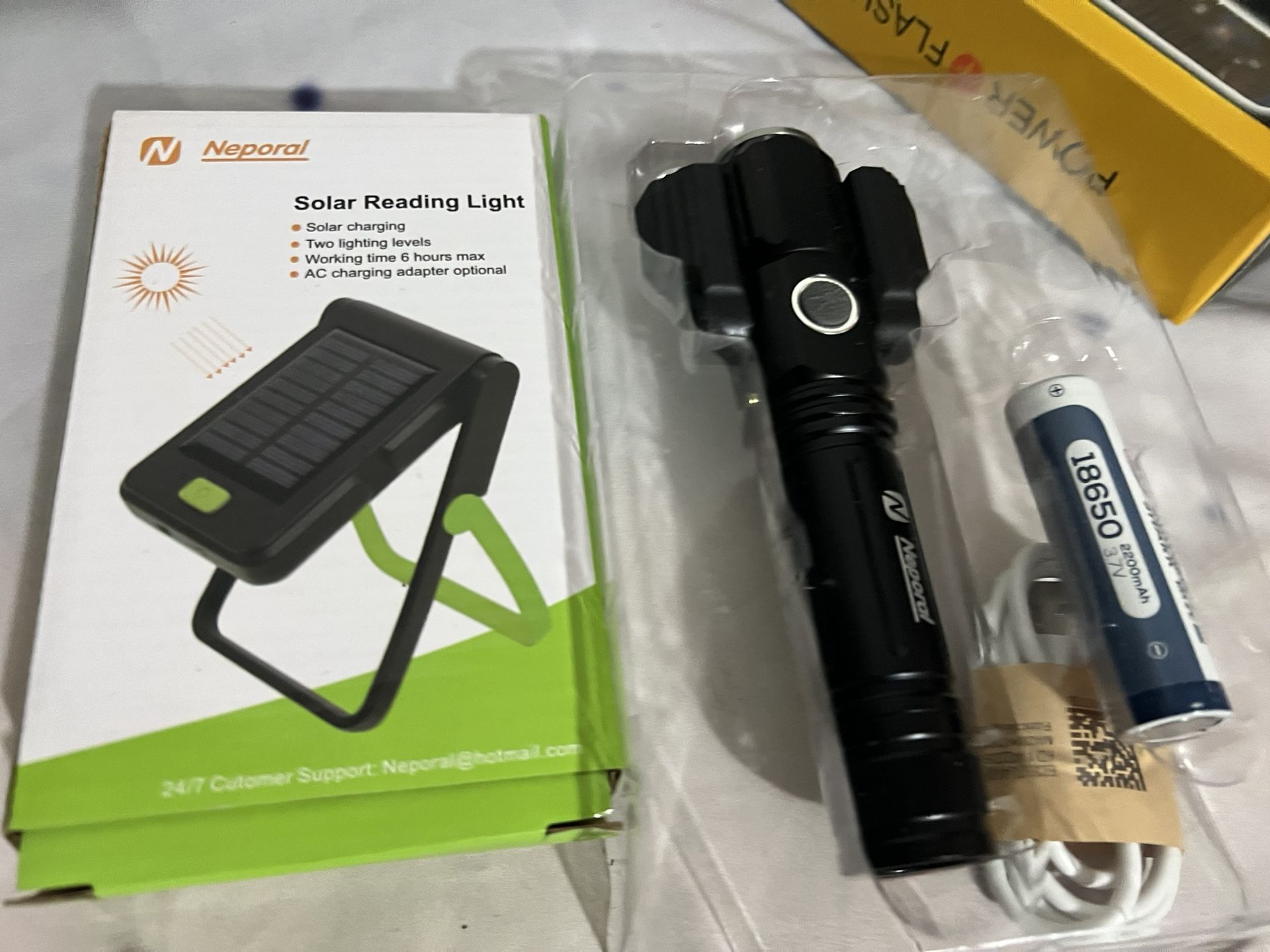 Rechargeable LED Flashlight - 500m, Waterproof, Solar/USB - photo 3