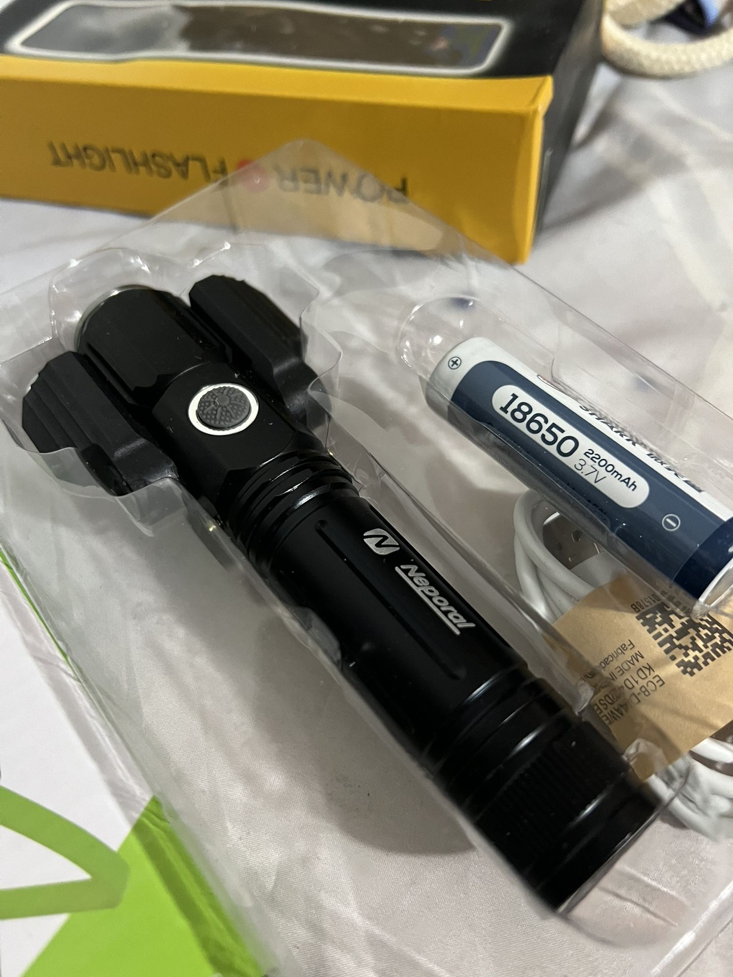 Rechargeable LED Flashlight - 500m, Waterproof, Solar/USB - photo 4