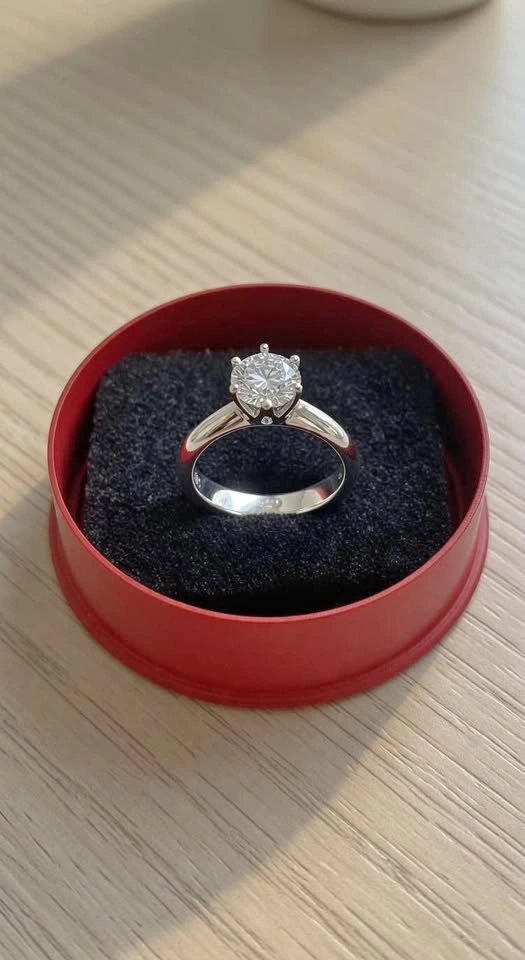 VVS1 Moissanite Engagement Ring