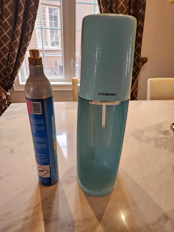 Sodastream machine with filled cylinder