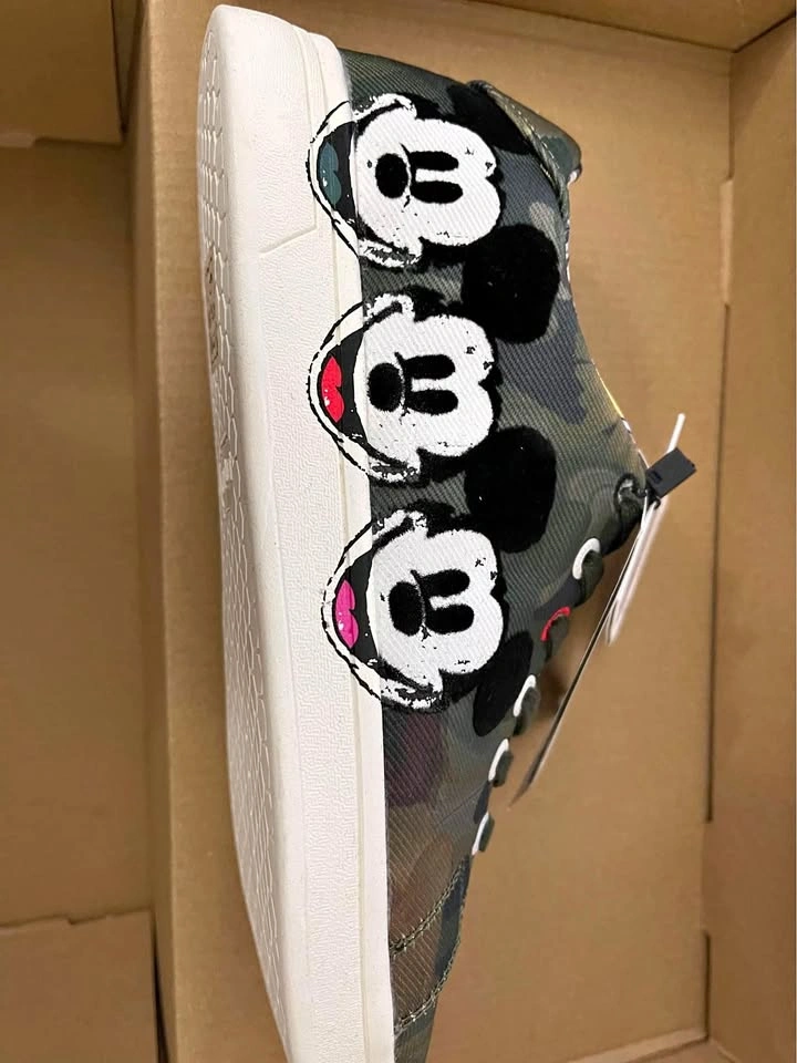 New In Box Women Size 6 Disney Mickey Mouse Shoes