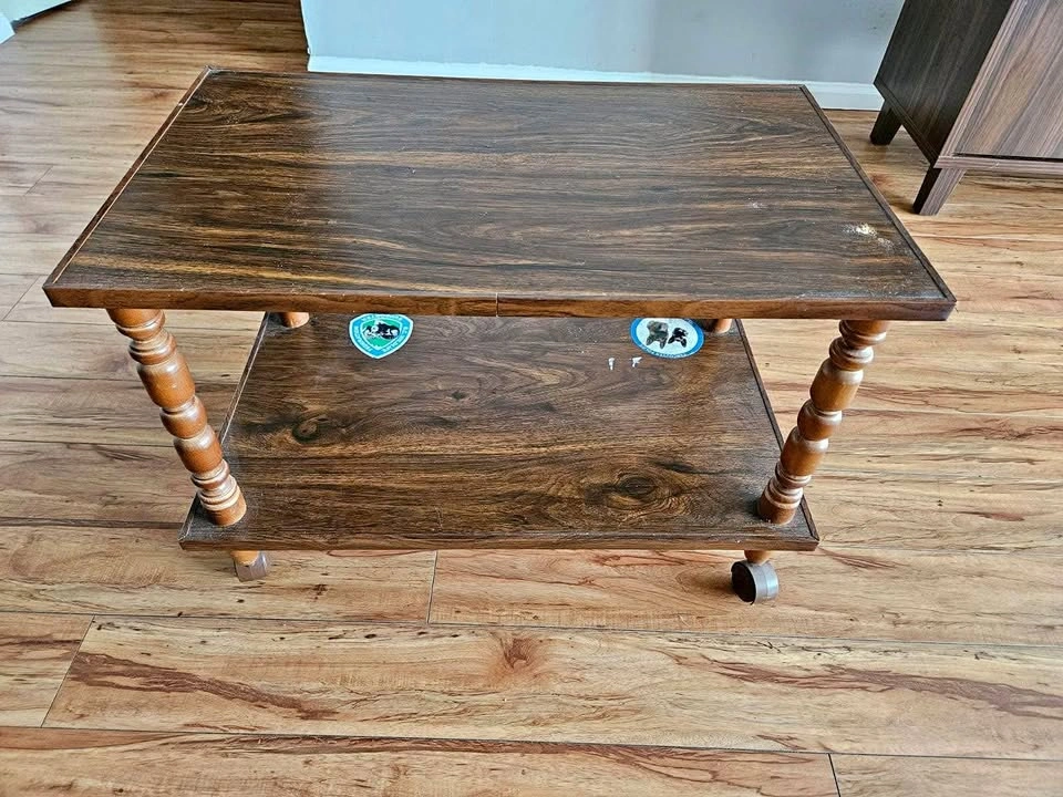 Coffee table with wheels- good condition