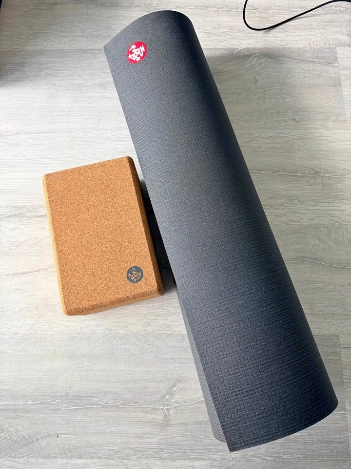 Moving out) Manduka Yoga Mat & Cork Block Set