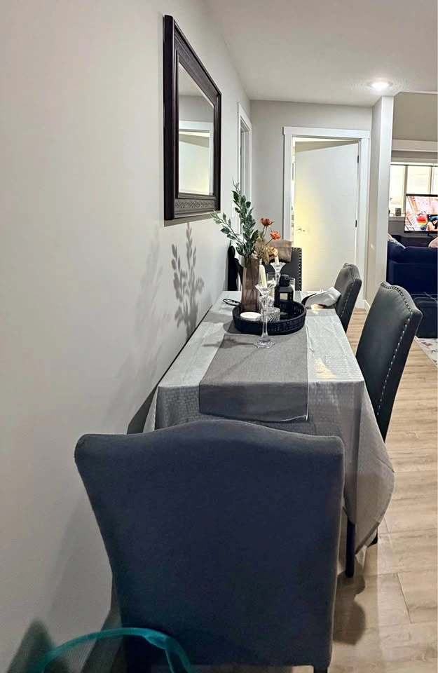 Dining table & 6 chairs