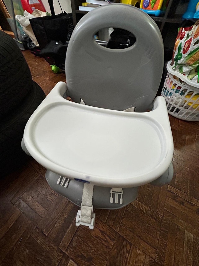 Chicco Pocket Snack Booster Seat - Like New - photo 2