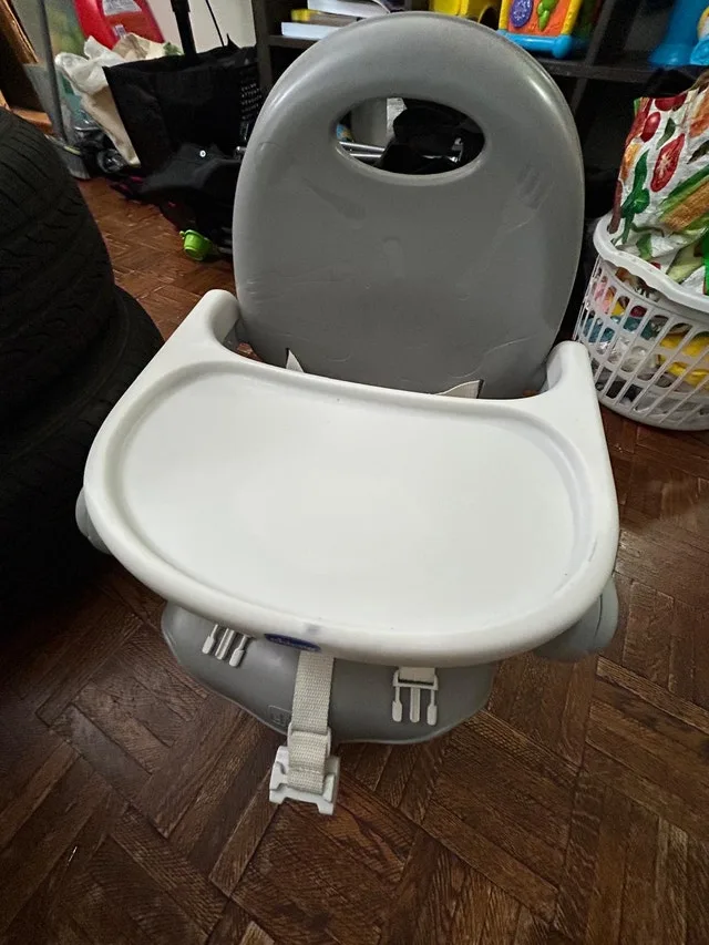 Chicco Pocket Snack Booster Seat - Like New - photo 2
