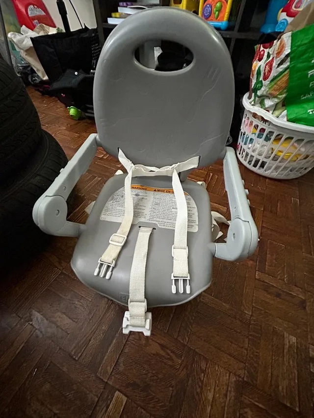 Chicco Pocket Snack Booster Seat - Like New - photo 3