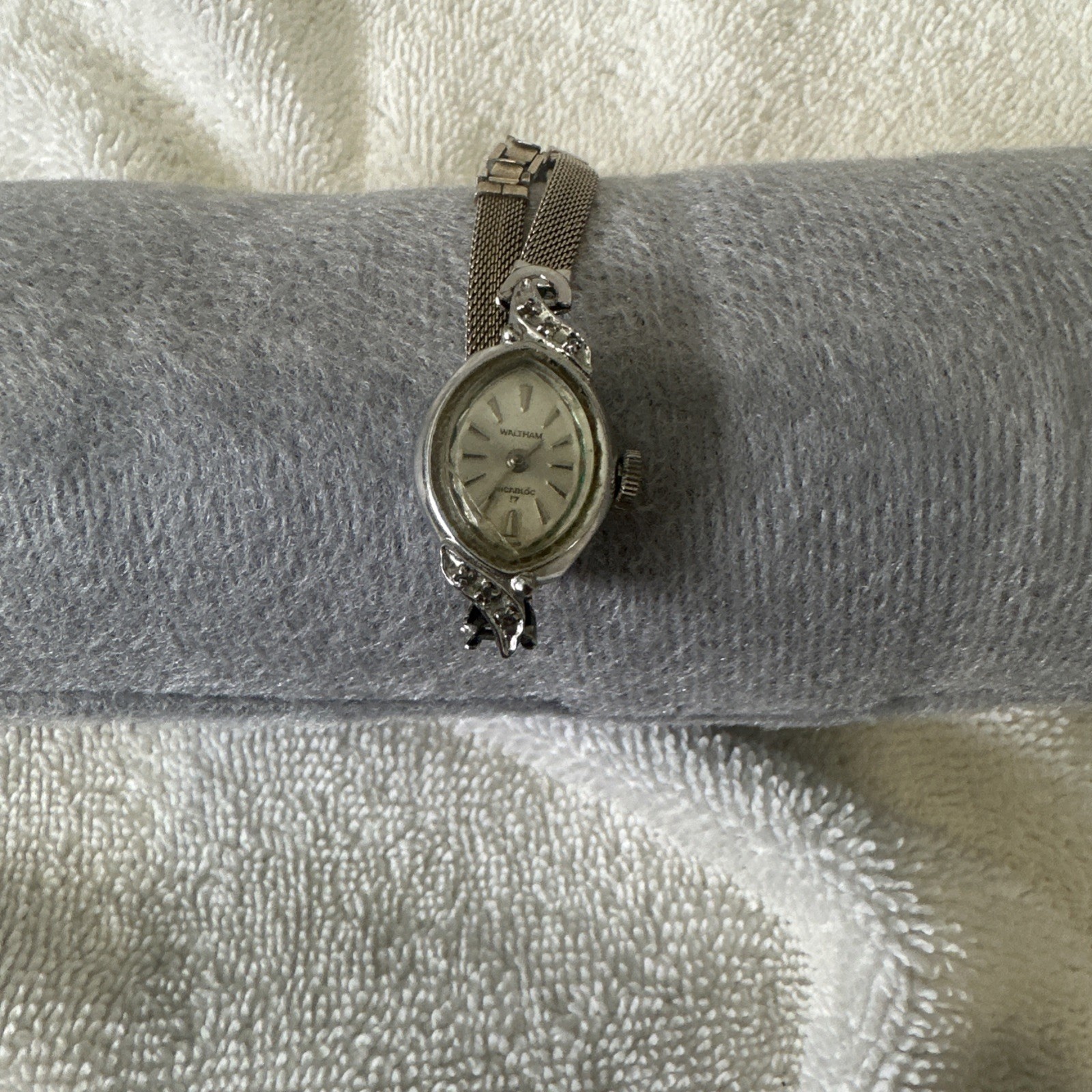 Vintage Waltham Ladies Watch 17 Jewels Incabloc Teardrop Case Un