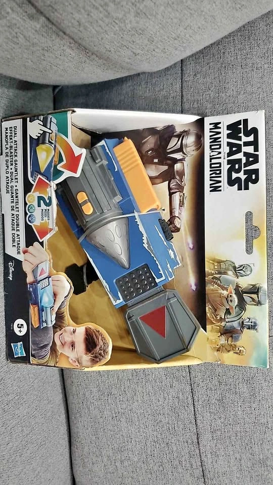 STAR WARS The Mandalorian Dual Attack Gauntlet